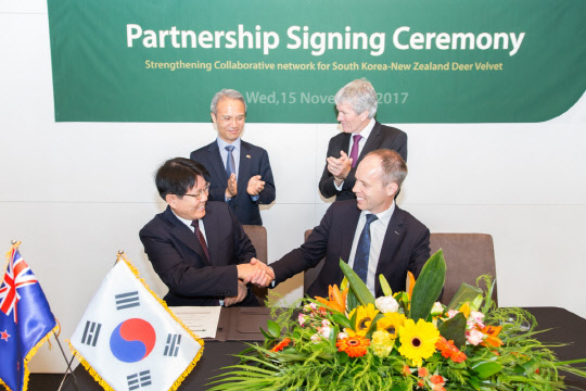 지난 15일(현지시간) 뉴질랜드 웰링턴에서 이정희 유한양행 사장(왼쪽)과 댄 쿱 뉴질랜드사슴협회 회장이 양해각서를 체결하고 악수를 나누고 있다.(유한양행 제공)